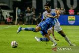 Pesepak bola Persib Bandung Ciro Alves (kiri) terjatuh saat dihadang pesepak bola Persik Kediri Nuri Fasya (kedua kiri) saat pertandingan lanjutan BRI Liga 1 di Stadion Gelora Bandung Lautan Api, Bandung, Jawa Barat, Minggu (10/12/2023). Persik Kediri berhasil mengalahkan tuan rumah Persib Bandung dengan skor akhir 2-0. ANTARA FOTO/Novrian Arbi/agr