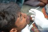 Petugas medis melakukan tes usap (swab test) kepada imigran etnis Rohingyaa setelah mendarat di Desa Blang Raya, Kabupaten Pidie, Aceh, Minggu (10/12/2023).  Sebanyak 180 imigran etnis rohingya terdiri  53 laki-laki, 74 perempuan dan  53 anak anak  yang  mendarat di Pidie  menjalani tes usab untuk mengantisipasi penyebaran COVID-19 dan penyakit menular lainnya.  ANTARA FOTO/Ampelsa