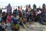 Sejumlah imigran etnis Rohingya bersiap menjalani  tes usap (swab test) setelah mendarat 
di Desa Blang Raya, Kabupaten Pidie, Aceh, Minggu (10/12/2023).  Sebanyak 180 imigran etnis rohingya terdiri  53 laki-laki, 74 perempuan dan  53 anak anak  yang  mendarat di Pidie  menjalani tes usab untuk mengantisipasi penyebaran COVID-19 dan penyakit menular lainnya.  ANTARA FOTO/Ampelsa