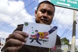 Pegawai kejaksaan menunjukan stiker anti korupsi saat aksi simpatik peringatan Hari Anti Korupsi Sedunia 2023 di Cibadak, Kabupaten Sukabumi, Jawa Barat, Senin (11/12/2023). Aksi tersebut sebagai bentuk kampanye dan himbauan kepada masyarakat untuk berperan aktif dalam upaya pencegahan dan pemberantasan korupsi. ANTARA FOTO/Henry Purba/agr
