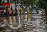 Kendaraan melintasi genangan air di Jalan Soekarno Hatta, Gedebage, Bandung, Jawa Barat, Senin (11/12/2023). Jalan tersebut terendam air setinggi 30 hingga 60 cm serta membuat kemacetan panjang usai hujan deras yang diperparah buruknya drainase di kawasan tersebut. ANTARA FOTO/Raisan Al Farisi/agr
