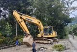 Tiga alat berat bersihkan material banjir bandang di Tanjungraya Sumbar