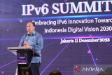 Dirjen Penyelenggaraan Pos dan Informatika KOMINFO, Wayan Toni Supriyanto memberikan sambutan pada pembukaan IPv6 Summit 2023 dengan tema Embracing IPv6 Innovation Toward Intelligent Indonesia Digital Vision 2030 & 2045, di Jakarta, Senin (11/12/2023). Acara yang diadakan Asosiasi Internet of Things Indonesia (ASIOTI) bekerjasama dengan Direktorat Pengendalian Pos dan Informatika, Kementerian Komunikasi dan Informatika (KOMINFO), dan IPv6 Council Asia Pasifik, ini membahas usaha mengadopsi Internet Protokol version 6 (IPv6) menggantikan IPv4 yang dianggap tidak mencukupi lagi menjamin konektivitas setiap perangkat. Efisiensi yang diperoleh dari implementasi IPv6 dan semakin kecilnya biaya migrasi menjadi daya tarik utama adopsi IPv6 di Indonesia, disamping semakin terbatasnya sisa sumber daya IPv4 di dunia. Antara Jatim/HO/Michael.