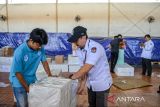 Petugas menyiapkan segel untuk perakitan kotak suara di Gudang KPU Kabupaten Bandung di Katapang, Kabupaten Bandung, Jawa Barat, Senin (11/12/2023). KPU Kabupaten Bandung telah menerima 100 persen logistik berupa segel perakitan kotak, segel kertas, tinta, plastik salinan formulir dan alat tulis kantor guna kebutuhan untuk Pemilu pada Februari 2024 mendatang. ANTARA FOTO/Raisan Al Farisi/agr