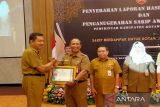 Pj Bupati Kobar serahkan penganugerahan SAKIP Award 2023