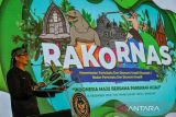 Menteri Pariwisata dan Ekonomi Kreatif Sandiaga Uno memberikan pemaparan saat rapat koordinasi nasional (Rakornas) Kemenparekraf di Bandung, Jawa Barat, Selasa (12/12/2023). Rakornas Kemenparekraf dengan tema Indonesia Maju Bersama Parekraf Hijau tersebut diikuti oleh perwakilan pelaku usaha di sektor pariwisata dan ekonomi kreatif serta ditujukan untuk melanjutkan program strategis Kemenparekraf pada 2024. ANTARA FOTO/Raisan Al Farisi/agr
