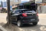 Masyarat keluhkan pengendara mobil yang sering parkir sembarangan di Jalan Tanjung Dako