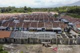 Foto udara perumahan subsidi di Bungursari, Kota Tasikmalaya, Jawa Barat, Rabu (13/12/2023). Kementerian Pekerjaan Umum dan Perumahan Rakyat (PUPR) telah menetapkan batasan harga rumah untuk program Kredit Pemilikan Rumah dengan Fasilitas Likuiditas Pembiayaan Perumahan (KPR FLPP) naik berkisar tujuh persen pada rentang Rp166 juta sampai Rp240 juta yang berlaku pada tahun 2024 mendatang. ANTARA FOTO/Adeng Bustomi/agr
