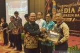 Kepala LKBN ANTARA Babel, Joko Susilo menerima penghargaan yang diserahkan langsung oleh Bupati Bangka Tengah, Algafry Rahman, Rabu (13/12) malam.