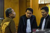 Terdakwa kasus korupsi proyek pengadaan CCTV dan ISP Bandung Smart City Yana Mulyana (kiri) berkonsultasi  dengan penasihat hukum usai menjalani sidang vonis di Pengadilan Tipikor Bandung, Jawa Barat, Rabu (13/12/2023). Majelis Hakim memvonis mantan Wali Kota Bandung tersebut dengan hukuman 4 tahun penjara, denda Rp200 juta subsider 3 bulan kurungan ditambah kewajiban membayar uang pengganti senilai Rp435 juta, 14.520 dolar Singapura, 645 ribu yen, 3 ribu dolar AS serta 15.630 bath. ANTARA FOTO/Novrian Arbi/agr