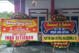 Karangan bunga ucapan HUT ke-86 Kantor Berita Antara, dari Bupati Bogor Iwan Setiawan serta Rektor dan Sivitas Akademika UI. (Foto Antara Budi Setiawanto).