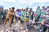 KSAD dan Penjabat Gubernur Sulsel ikut aksi bersih-bersih di Bantaeng