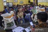 Petugas mendata keluarga penerima manfaat (KPM) saat penyaluran bantuan beras di Kantor Desa Imbanagara, Kabupaten Ciamis, Jawa Barat, Kamis (14/12/2023). Pemerintah menyalurkan beras medium 10 kilogram tahap II program bantuan pangan Cadangan Beras Pemerintah (CBP) kepada 21,3 juta KPM. ANTARA FOTO/Adeng Bustomi/agr
