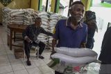 Keluarga Penerima Manfaat (KPM) membawa bantuan beras di Kantor Desa Imbanagara, Kabupaten Ciamis, Jawa Barat, Kamis (14/12/2023). Pemerintah menyalurkan beras medium 10 kilogram tahap II program bantuan pangan Cadangan Beras Pemerintah (CBP) kepada 21,3 juta KPM. ANTARA FOTO/Adeng Bustomi/agr
