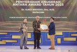 Direktur Utama LKBN ANTARA Akhmad Munir (tengah) didampingi Kepala LKBN ANTARA Biro Jawa Timur Rachmad Hidayat (kiri) menyerahkan piagam penghargaan kepada Suko Widodo (kanan) pada acara Anugerah ANTARA Jatim 2023 di Dyandra Convention Center di Surabaya, Jawa Timur, Jumat (15/12/2023). Suko Widodo meraih penghargaan 