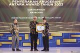 Direktur Utama LKBN ANTARA Akhmad Munir (tengah) didampingi Kepala LKBN ANTARA Biro Jawa Timur Rachmad Hidayat (kiri) menyerahkan piagam penghargaan kepada Cak Kartolo (kanan) pada acara Anugerah ANTARA Jatim 2023 di Dyandra Convention Center di Surabaya, Jawa Timur, Jumat (15/12/2023) Cak Kartolo meraih penghargaan 