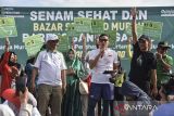 Ketua Badan Pemenangan Pemilu (Bappilu) DPP Partai Persatuan Pembangunan (PPP) Sandiaga Salahuddin Uno memberikan orasi politiknya pada senam sehat dan bazar sembako murah di Desa Ciharalang, Kabupaten Ciamis, Jawa Barat, Jumat (15/12/2023). Dalam kampanyenya Sandiaga Uno mengajak kepada simpatisan dan relawan untuk memenangkan pasangan capres-cawapres Ganjar Pranowo dan Mahfud MD, serta berjanji akan menstabilkan harga sembako dan membuka lapangan kerja. ANTARA FOTO/Adeng Bustomi/agr