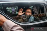 Menteri Perdagangan Zulkifli Hasan membeli barang dagangan pedagang saat kunjungan kerja ke Pasar Batuphat, Muara Satu, Lhokseumawe, Aceh, Jumat (15/12/2023). Kunjungan Menteri Perdagangan tersebut dalam rangka melihat potensi komoditi, Memantau secara langsung harga dan ketersediaan kebutuhan bahan pokok di pasar daerah jelang Natal dan tahun baru 2024. ANTARA/Rahmad