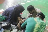 Salah satu orang tua menenangkan anaknya saat mengikuti khitanan massal gratis yang digelar Perum LKBN ANTARA Biro Kalimantan Selatan bersama pengurus Masjid Muhammadiyah Al Muhajirin di Jalan HKSN Kecamatan Banjarmasin Utara, Kota Banjarmasin, Sabtu (16/12/2023). Sebanyak 50 anak usia sekolah mengikuti kegiatan khitanan massal sebagai rangkaian HUT ke-86 Perum LKBN ANTARA bertema 