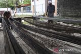 Nelayan memperbaiki jaring ikan di Palabuhanratu, Kabupaten Sukabumi, Jawa Barat, Senin (18/12/2023).  Menurut nelayan, untuk perbaikan jaring ikan tersebut dikenakan biaya Rp3.000 hingga Rp5.000 per meter tergantung ukuran dan tingkat kerusakan. ANTARA FOTO/Henry Purba/agr
