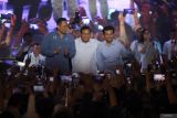 Capres nomor urut 2 Prabowo Subianto (tengah) bersama Ketua umum Partai Demokrat Agus Harimurti Yudhoyono (kiri) dan Wakil Gubernur Jatim Emil Dardak (kanan) menyapa simpatisannya saat berkampanye sekaligus deklarasi di GOR Soekarno-Hatta Kota Blitar, Jawa Timur, Minggu (17/12/2023). Dalam orasi kampanyenya, Prabowo menyampaikan bakal meneruskan kebijakan presiden Joko Widodo tentang hilirisasi tembaga, serta menyampaikan komitmennya untuk meningkatkan kesejahteraan petani jika terpilih menjadi presiden pada Pemilu Presiden mendatang. Antara Jatim/Irfan Anshori.