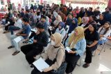 Sejumlah pendaftar petugas Kelompok Penyelenggara Pemungutan Suara (KPPS) antre mengikuti pemeriksaan kesehatan awal di Aula Kecamatan Sananwetan Kota Blitar, Jawa Timur, Senin (18/12/2023). KPU Kota Blitar bersama dinas kesehatan setempat menggelar pemeriksaan kesehatan gratis bagi pendaftar atau bakal calon petugas KPPS yang hingga kini berjumlah sekitar 1.863 pendaftar dari total kebutuhan sebanyak 3.059 petugas yang nantinya akan bertugas di 437 Tempat Pemungutan Suara pada Pemilu 2024 di wilayah tersebut. Antara Jatim/Irfan Anshori.