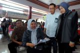 Komisioner KPU Kota Blitar Rangga Bisma Aditya (kedua kanan) bersama Komisioner Bawaslu Kota Blitar Sarwi Ruci (kanan) berbincang dengan pendaftar petugas Kelompok Penyelenggara Pemungutan Suara (KPPS) saat pemeriksaan kesehatan awal di Aula Kecamatan Sananwetan Kota Blitar, Jawa Timur, Senin (18/12/2023). KPU Kota Blitar bersama dinas kesehatan setempat menggelar pemeriksaan kesehatan gratis bagi pendaftar atau bakal calon petugas KPPS yang hingga kini berjumlah sekitar 1.863 pendaftar dari total kebutuhan sebanyak 3.059 petugas yang nantinya akan bertugas di 437 Tempat Pemungutan Suara pada Pemilu 2024 di wilayah tersebut. Antara Jatim/Irfan Anshori.