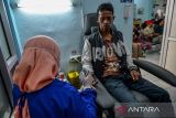 Calon petugas Kelompok Penyelenggara Pemungutan Suara (KPPS) menjalani pemeriksaan kesehatan di UPT Puskesmas Puter, Bandung, Jawa Barat, Senin (18/12/2023). Pemeriksaan kesehatan tersebut merupakan salah satu syarat untuk pendaftaran calon petugas KPPS di Kota Bandung yang dibuka hingga 20 Desember 2023 dengan jumlah yang dibutuhkan sebanyak 51.948 petugas. ANTARA FOTO/Raisan Al Farisi/agr