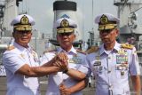 Panglima Komando Armada Republik Indonesia (Pangkoarmada RI) Laksamana Madya TNI Heru Kusmanto (tengah) bersama Panglima Koarmada II Laksamana Muda TNI Dr. Denih Hendrata (kiri) dan Laksamana Muda TNI Yayan Sofiyan (kanan) melakukan salam komando usai upacara Serah Terima Jabatan Panglima Komando Armada II di Koarmada II, Surabaya, Jawa Timur, Senin (18/12/2023). Pangkoarmada RI Laksamana Madya TNI Heru Kusmanto memimpin langsung upacara serah terima jabatan Pangkoarmada II dari Laksamana Muda TNI Yayan Sofiyan kepada Laksamana Muda TNI Dr. Denih Hendrata. Antara Jatim/Didik Suhartono.