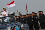 Panglima Komando Armada Republik Indonesia (Pangkoarmada RI) Laksamana Madya TNI Heru Kusmanto (kiri) menginspeksi pasukan saat upacara Serah Terima Jabatan Panglima Komando Armada II di Koarmada II, Surabaya, Jawa Timur, Senin (18/12/2023). Pangkoarmada RI Laksamana Madya TNI Heru Kusmanto memimpin langsung upacara serah terima jabatan Pangkoarmada II dari Laksamana Muda TNI Yayan Sofiyan kepada Laksamana Muda TNI Dr. Denih Hendrata. Antara Jatim/Didik Suhartono.