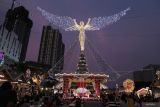 Pengunjung menikmati suasana di Christmas Wonderland di Pakuwon City Mall, Surabaya, Jawa Timur, Senin (18/12/2023). Christmas Wonderland merupakan acara tahunan yang diselenggarakan dengan menyuguhkan berbagai hiburan seperti wahana, atraksi, sajian kuliner, stan foto serta pohon Natal setinggi 20 meter yang dapat dijadikan tempat rujukan wisata untuk mengisi hari libur Natal 2023 dan Tahun Baru 2024. Antara Jatim/Moch Asim.