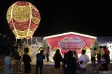 Pengunjung mengantre untuk berfoto di salah satu stan foto di Christmas Wonderland di Pakuwon City Mall, Surabaya, Jawa Timur, Senin (18/12/2023). Christmas Wonderland merupakan acara tahunan yang diselenggarakan dengan menyuguhkan berbagai hiburan seperti wahana, atraksi, sajian kuliner, stan foto serta pohon Natal setinggi 20 meter yang dapat dijadikan tempat rujukan wisata untuk mengisi hari libur Natal 2023 dan Tahun Baru 2024. Antara Jatim/Moch Asim.