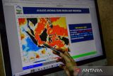 Pengamat mengamati anomali suhu muka laut Indonesia di Kantor BMKG Bandung, Jawa Barat, Selasa (19/12/2023). Deputi Bidang Meteorologi BMKG, Guswanto mengungkapkan, peningkatan suhu yang terjadi di beberapa wilayah di Indonesia dalam beberapa hari terakhir disebabkan oleh dinamika atmosfer serta dampak El Nino dan Dipole Mode Positif serta distribusi curah hujan belum merata yang berpengaruh pada penurunan curah hujan dan perubahan cuaca panas di Indonesia. ANTARA FOTO/Raisan Al Farisi/agr