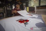 Pekerja memproduksi kaos kampanye partai di salah satu konveksi baju di Sindang, Indramayu, Jawa Barat, Selasa (19/12/2023). Menurut pengusaha konveksi, memasuki masa kampanye permintaan produksi kaos alat peraga kampanye (APK) atau atribut partai meningkat hingga 70 persen dan dalam sehari mereka mampu memproduksi hingga 500 kaos APK. ANTARA FOTO/Dedhez Anggara/agr