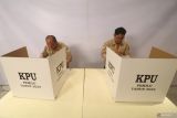 Panitia Pemungutan Suara (PPS) mengikuti simulasi Pemilu 2024 di Kota Kediri, Jawa Timur, Selasa (19/12/2023). Kegiatan yang diselenggarakan Komisi Pemilihan Umum (KPU) Kota Kediri tersebut sebagai upaya memberikan pemahaman kepada PPS dalam melaksanakan pemungutan suara secara baik dan benar pada Pemilu 2024 mendatang. Antara Jatim/Prasetia Fauzani.