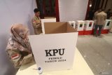 Panitia Pemungutan Suara (PPS) mengikuti simulasi Pemilu 2024 di Kota Kediri, Jawa Timur, Selasa (19/12/2023). Kegiatan yang diselenggarakan Komisi Pemilihan Umum (KPU) Kota Kediri tersebut sebagai upaya memberikan pemahaman kepada PPS dalam melaksanakan pemungutan suara secara baik dan benar pada Pemilu 2024 mendatang. Antara Jatim/Prasetia Fauzani.