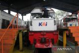 Teknisi memeriksa lokomotif saat perawatan kereta api di depo lokomotif Medan, Sumatera Utara, Senin (18/12/2023). Perawatan rutin serta kebersihan kereta api di Depo lokomotif dan kereta Divre I Sumatera Utara tersebut sebagai upaya untuk memberikan kenyamanan dan keamanan bagi penumpang saat libur Natal 2023 dan tahun baru 2024. ANTARA FOTO/Yudi