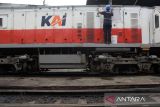 Teknisi memeriksa lokomotif saat perawatan kereta api di depo lokomotif Medan, Sumatera Utara, Senin (18/12/2023). Perawatan rutin serta kebersihan kereta api di Depo lokomotif dan kereta Divre I Sumatera Utara tersebut sebagai upaya untuk memberikan kenyamanan dan keamanan bagi penumpang saat libur Natal 2023 dan tahun baru 2024. ANTARA FOTO/Yudi