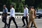 Presiden Joko Widodo (kedua kiri) didampingi Wali Kota Bogor Bima Arya (kiri), Pejabat Gubernur Jawa Barat Bey Machmudin (ketiga kanan), Menteri Dalam Negeri Tito Karnavian (kedua kanan) dan Menteri Investasi/Kepala Badan Koordinasi Penanaman Modal (BKPM) Bahlil Lahadalia (kanan) berjalan bersama menuju lokasi peresmian jembatan Otista, Kota Bogor, Jawa Barat, Selasa (19/12/2023). Revitalisasi jembatan Otista, Kota Bogor yang menggunakan anggaran bantuan Provinsi Jawa Barat sebesar Rp50 miliar dan dikerjakan selama 7,5 bulan tersebut sebagai upaya mengatasi kemacetan di Kota Bogor. ANTARA FOTO/Arif Firmansyah/nym.
