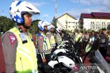 Wakapolda Aceh Brigjen Armia Fahmi (kanan) berdialog dengan personil satlantas dan memeriksa kelengkapan kendaraan operasional pada apel gelar pasukan operasi lilin seulawah 2023 di halaman Polda Aceh, Banda Aceh, Aceh, Kamis (21/12/2023). Operasi lilin seulawah yang melibatkan berbagai intansi terkait itu dimulai sejak 22 Desember 2023 hingga 2 Januari 2024 yang bertujuan memberikan keamanan dan kenyamanan bagi warga pada perayaan Natal 2023 dan tahun baru 2024. ANTARA/Irwansyah Putra