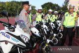 Wakapolda Aceh Brigjen Armia Fahmi memeriksa kesiapan personil dan kelengkapan kendaraan operasional pada apel gelar pasukan operasi lilin seulawah 2023 di halaman Polda Aceh, Banda Aceh, Aceh, Kamis (21/12/2023). Operasi lilin seulawah yang melibatkan berbagai intansi terkait itu dimulai sejak 22 Desember 2023 hingga 2 Januari 2024 yang bertujuan memberikan keamanan dan kenyamanan bagi warga pada perayaan Natal 2023 dan tahun baru 2024. ANTARA/Irwansyah Putra