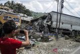 Kecelakaan truk di Cianjur. Warga mengamati truk yang mengalami kecelakaan di Gekbrong, Kabupaten Cianjur, Jawa Barat, Kamis (21/12/2023). Penyebab kecelakaan truk tersebut masih dalam penyelidikan pihak berwajib. ANTARA FOTO/Henry Purba/agr