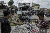 Warga mengamati truk yang mengalami kecelakaan di Gekbrong, Kabupaten Cianjur, Jawa Barat, Kamis (21/12/2023). Penyebab kecelakaan truk tersebut masih dalam penyelidikan pihak berwajib. ANTARA FOTO/Henry Purba/agr