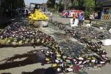 Petugas mengoperasikan alat berat saat memusnahkan knalpot bising dan berbagai botol minuman beralkohol di Terminal Tipe A Sukabumi, Jawa Barat, Kamis (21/12/2023). Polres Sukabumi Kota memusnahkan sebanyak 707 knalpot bising dan 6.170 botol minuman beralkohol hasil sitaan guna menjaga ketenangan dan keamanan bagi masyarakat saat Natal 2023 dan Tahun Baru 2024. ANTARA FOTO/Henry Purba/agr