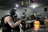 Polisi  razia kafe sita 147 botol minuman beralkohol tanpa izin di Solo