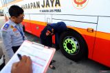 Petugas kementrian perhubungan memeriksa kelaikan bus umum saat pemeriksaan urin dan uji kelaikan di Terminal Type B Patria Kota Blitar, Jawa Timur, Jumat (22/12/2023). Pemeriksaan urin yang disertai pemeriksaan kelaikan terhadap sejumlah awak bus dan angkutan umum tersebut bertujuan untuk mencegah adanya penyalahgunaan narkoba, serta untuk menciptakan kondisi transportasi massal yang aman dan lancar selama musim liburan Natal 2023 dan Tahun Baru 2024. Antara Jatim/Irfan Anshori.