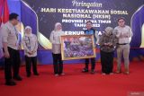 Gubernur Jawa Timur Khofifah Indar Parawansa (ketiga kiri) menerima cinderamata saat peringatan Hari Kesetiakawanan Sosial Nasional (HKSN) di lapangan parkir timur Gelora Delta Sidoarjo, Jawa Timur, Kamis (21/12/2023). Peringatan HKSN yang mengambil tema 