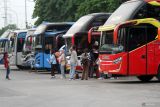 Calon penumpang menunggu keberangkatan armada bus di Terminal Purabaya, Bungurasih, Sidoarjo, Jawa Timur, Jumat (22/12/2023). Berdasarkan data terminal Purabaya Bungurasih, jumlah penumpang bus pada libur Natal dan tahun baru 2024 mencapai sekitar 20.000 orang atau naik dari hari biasa dengan jumlah penumpang sekitar 12.000 orang. Antara Jatim/Umarul Faruq.