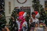Pengunjung bermain dengan salju buatan di Paris Van Java Mall, Bandung, Jawa Barat, Jumat (22/12/2023). Pengelola pusat perbelanjaan Paris Van Java Mall menghadirkan pernak pernik Natal berupa dekor pohon cemara, atraksi hujan salju serta kostum santa claus guna memeriahkan Natal 2023 dan Tahun Baru 2024. ANTARA FOTO/Raisan Al Farisi/agr