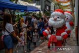 Pengunjung berfoto dengan Santa claus di Paris Van Java Mall, Bandung, Jawa Barat, Jumat (22/12/2023). Pengelola pusat perbelanjaan Paris Van Java Mall menghadirkan pernak pernik Natal berupa dekor pohon cemara, atraksi hujan salju serta kostum santa claus guna memeriahkan Natal 2023 dan Tahun Baru 2024. ANTARA FOTO/Raisan Al Farisi/agr